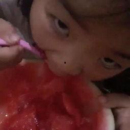 小孩吃瓜视频搞笑,小孩吃瓜视频，萌态百出，欢乐无限
